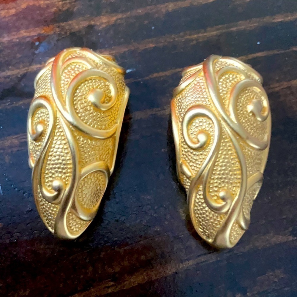 Blouse Clip 80’s Goldtone Teardrop Shape Scroll Embossing Elongated Design